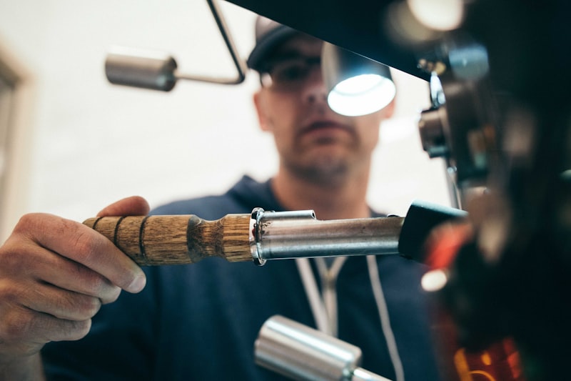 Artisan plombier travaillant sur une canalisation en intervention