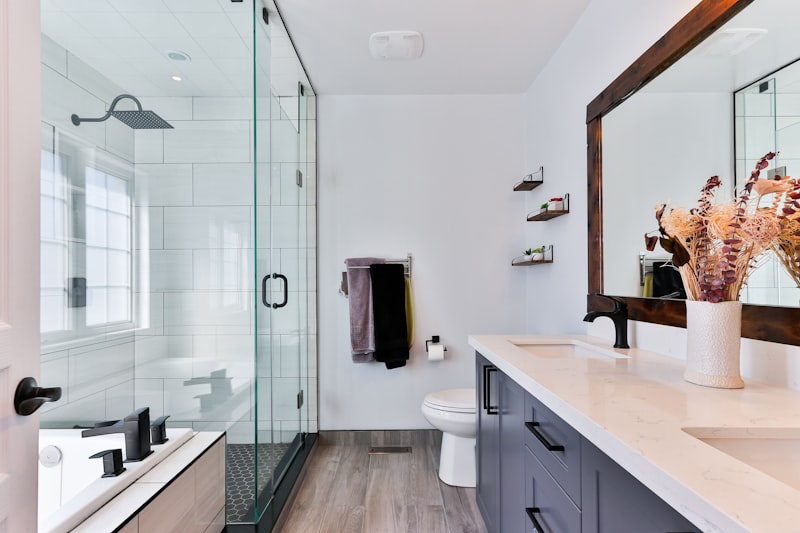 Salle de bain rénovée avec douche vitrée et baignoire